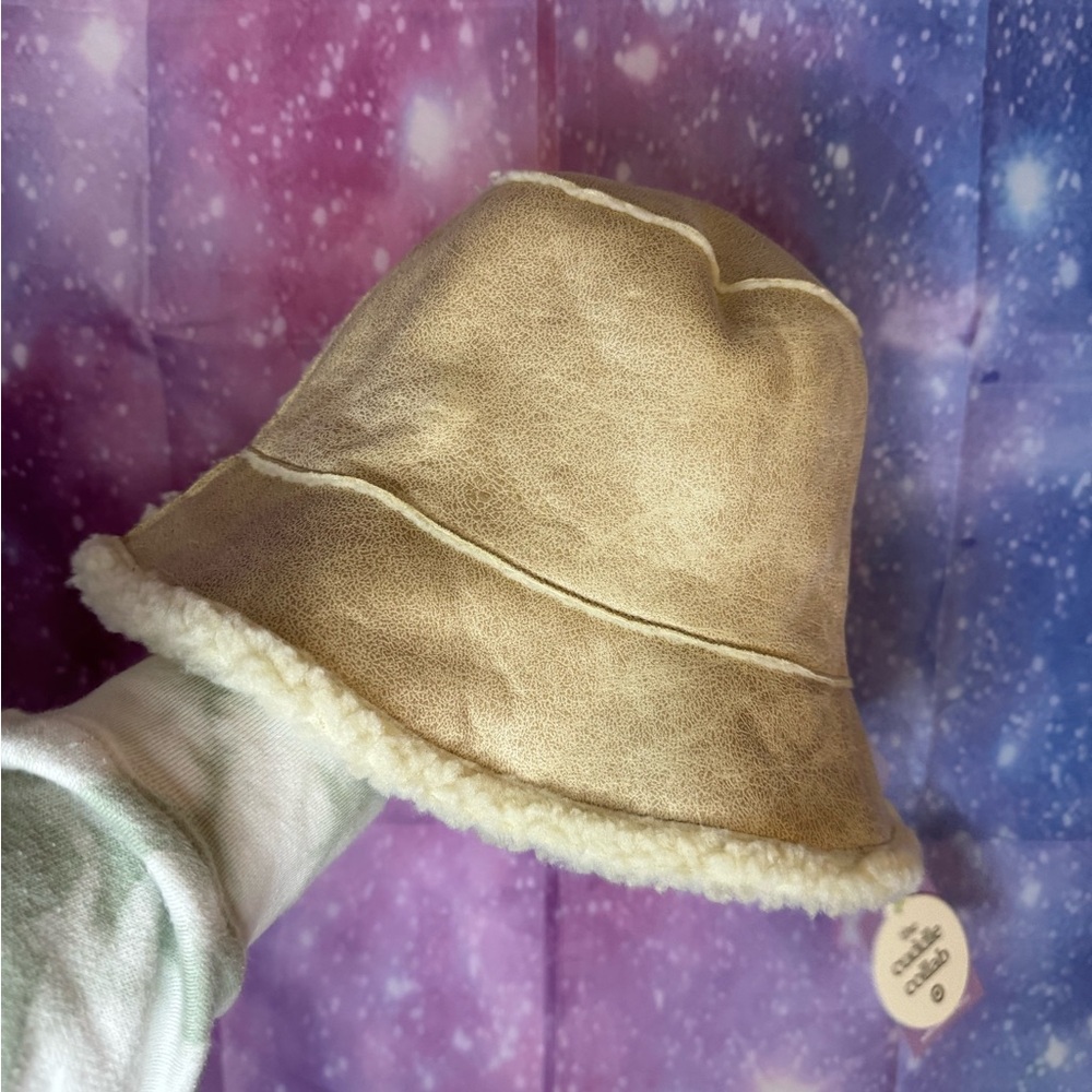 New the cuddle collab faux shearling bucket hat 🛍